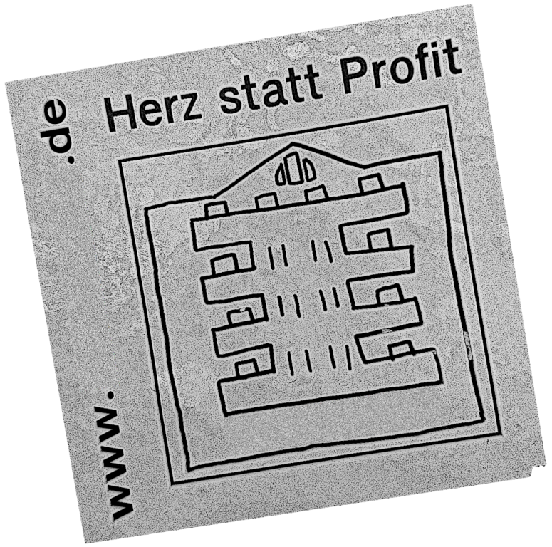 Ein schräg gestellter quadratischer Aufkleber. Im Zentrum ist ein stilisierter Altbau zu sehen. Darüber steht: "Herz statt Profit".